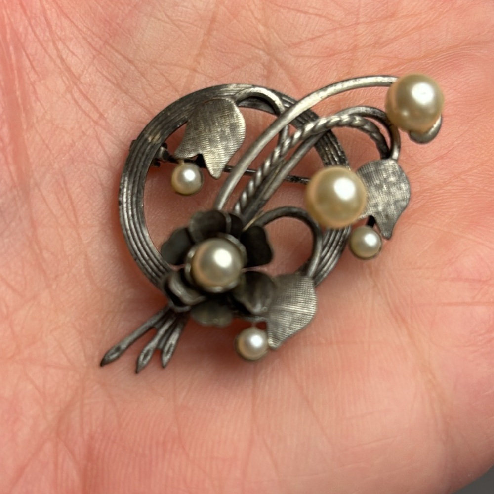Elegant vintage Silver tone Brooch with Pearls!! - Picture 5 of 5